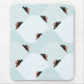 Spielerische Pinguine, die auf dem Schneepattern g Mousepad (Vorne)
