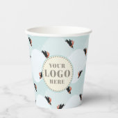 Spielerische Pinguine, die auf dem Schneepattern g Pappbecher (Vorderseite)