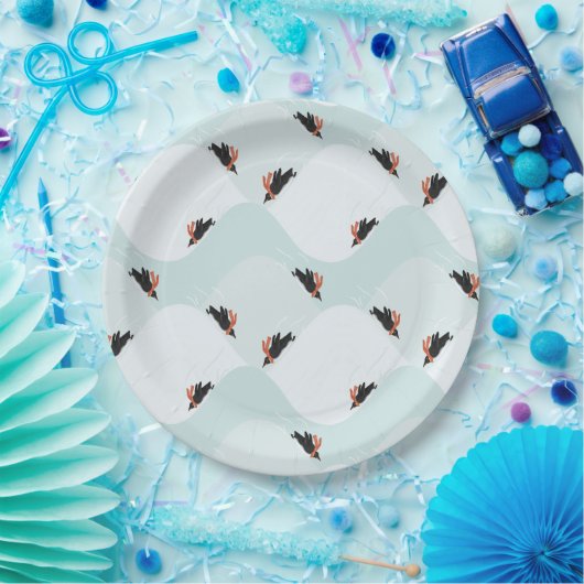 Spielerische Pinguine, die auf dem Schneepattern g Pappteller (Party)