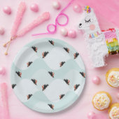 Spielerische Pinguine, die auf dem Schneepattern g Pappteller (Party)