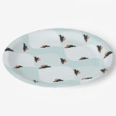 Spielerische Pinguine, die auf dem Schneepattern g Pappteller (Schrägansicht)