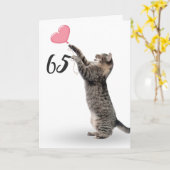 spielerische Tabbykatze zum 65. Geburtstag Karte (Gelbe Blume)