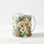 Spielerischer Hund mit Garden-Rose und Natur-Blume Kaffeetasse (VorderseiteRechts)