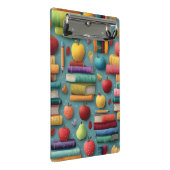 Spielerisches Design mit Büchern und Apple Mini Klemmbrett (Schrägansicht)