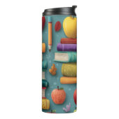 Spielerisches Design mit Büchern und Apple Thermosbecher (Nach links gedreht)