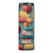 Spielerisches Design mit Büchern und Apple Thermosbecher (Rückseite)