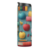 Spielerisches Design mit Büchern und Apple Thermosbecher (Nach rechts gedreht)
