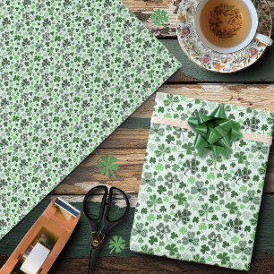 Spielerisches Hellgrünes Kleeblatt-Herzen-Muster k Geschenkpapier