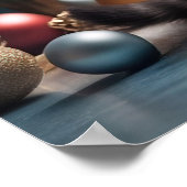 Spielerisches Weihnachtskätzchen am Baum mit Ornam Poster (Ecke)