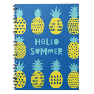 Spielkarte mit Ananas. Notizblock