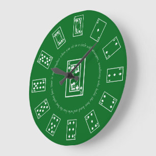Spielkarten auf einem Kelly-grünen Tisch Große Wanduhr