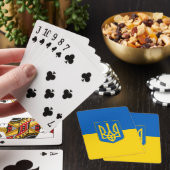 Spielkarten mit ukrainischem Dreizack-Wappen (In Situ)