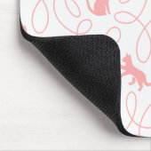 Spielkatze und Garnball-Muster Hellkorallenrosa Mousepad (Ecke)