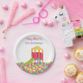 Spielplatz-Ball bildet Pappteller (Party)