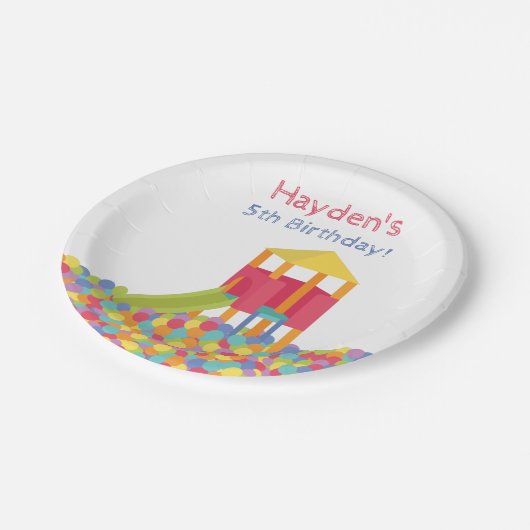 Spielplatz-Ball bildet Pappteller (Schrägansicht)