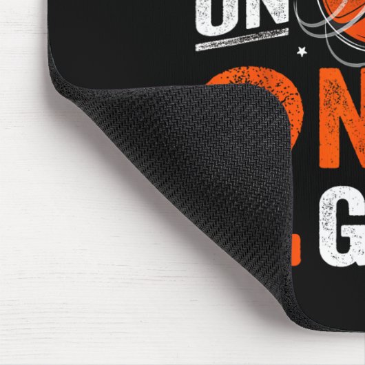 Spielspass auf Basketball der zweiten Klasse Mousepad (Ecke)