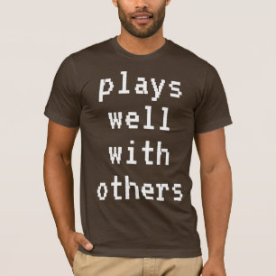 Spielt gut mit anderen lustigen Männern T - Shirt