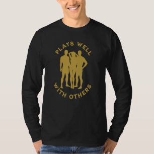 Spielt gut mit anderen Swinger Paaren auf T-Shirt