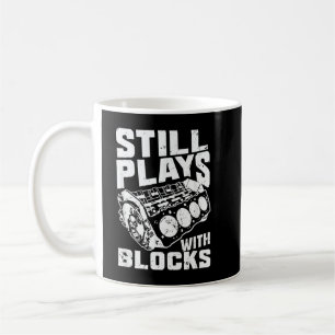 Spielt immer noch mit Blocks Rennwagen Mechaniker  Kaffeetasse