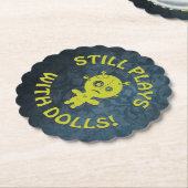 SPIELT IMMER NOCH MIT DOLLS! UNTERSETZER (angewinkelt)