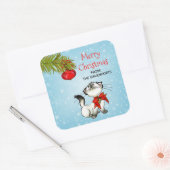 Spielvolle Kätzchen in einem roten Weihnachtsbock Quadratischer Aufkleber (Umschlag)