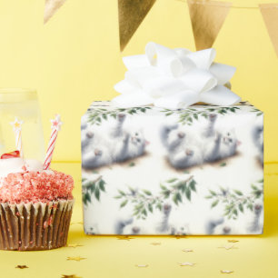 Spielvolle weiße Katze mit Baumzweig Geschenkpapier