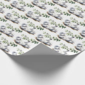 Spielvolle weiße Katze mit Baumzweig Geschenkpapier (Ecke)