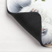 Spielvolle weiße Katze mit Baumzweig Mousepad (Ecke)