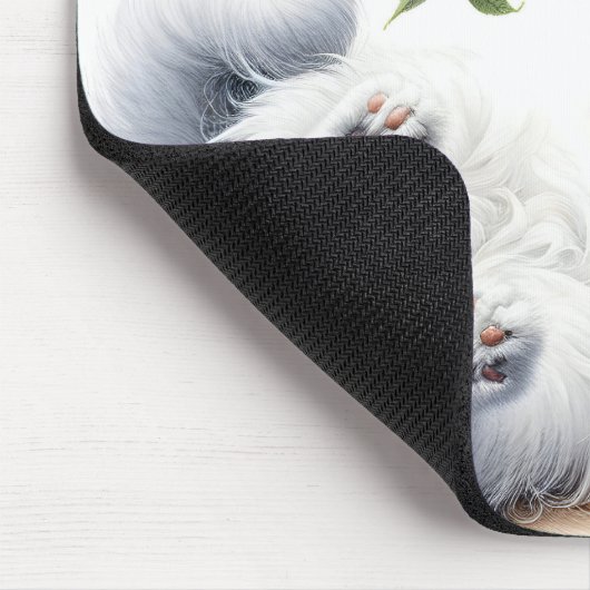 Spielvolle weiße Katze mit Baumzweig Mousepad (Ecke)