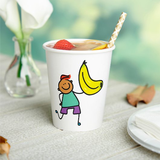 Spielvolles Kind hält große gelbe Banane Pappbecher