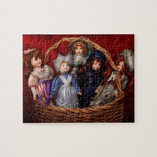 Spielzeug - Puppen - Ein Körbchen mit Viktorianisc Puzzle (Horizontal)