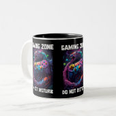 Spielzone stört nicht die Kunst des Coolen Gamer-D Zweifarbige Tasse (Vorderseite Links)