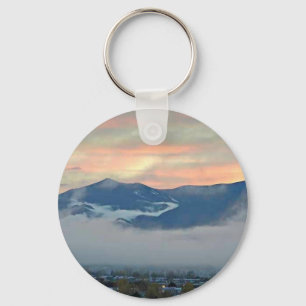 Spiess-Spitze am Sonnenuntergang mit Nebelbank Schlüsselanhänger