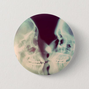 Spilla bacio button