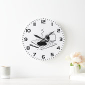 Spilled Coffee on Report Funny Office Mishap Große Wanduhr (Zuhause)