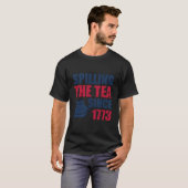 Spilling The Tea Since 1773 Us 4Th Of July Fathers T-Shirt (Vorne ganz)