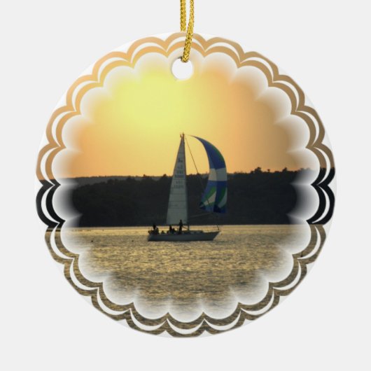 Spinnaker-Segelboot-Sonnenuntergang-Verzierung Keramik Ornament (Vorne)