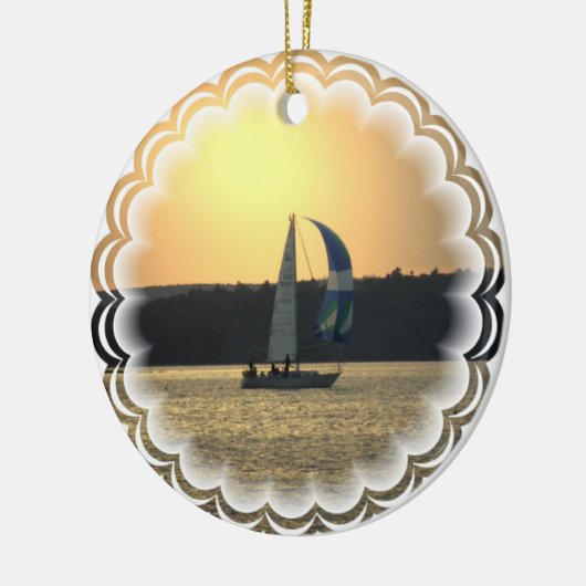 Spinnaker-Segelboot-Sonnenuntergang-Verzierung Keramik Ornament (Links)