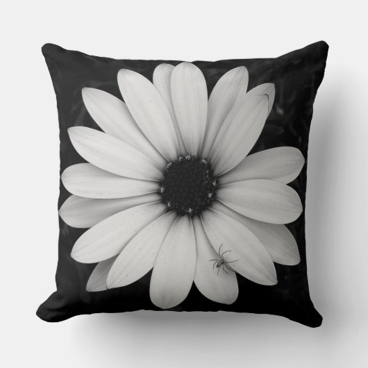 Spinne auf Blume schwarz-weiß Kissen (Vorderseite)