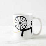 Spinnen Sie eine Faser-Regenbogen-personalisierte Kaffeetasse<br><div class="desc">Ein reizendes Zeichnen eines spinnenden Rades und flüssigen des Regenbogengarns.  Ein großes Geschenk für den Faserenthusiasten in Ihrem Leben.  Fertigen Sie zum Anzug Ihren Bedarf besonders an,  indem Sie die Textfarbe,  -art und -standort ändern.  Ändern Sie auch Hintergrundfarb-,  -grenz- und -Tassenart.  Grafik durch die Menagerie der Nachteule,  2011.</div>