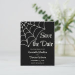 Spinnennetze Save the Date schwarz und weiß gotisc Einladung<br><div class="desc">Diese Save the Date Karte ist fertig, um mit den Namen der Braut und Bräutigam, dem Hochzeitstag und dem Hochzeitsort angepasst zu werden. Ein cremefarbener oder ecru farbener Spinnennetz-Akzent in einer Ecke macht dies zu einem idealen Ort für gotische Hochzeiten oder für Oktoberhochzeiten. Die ecru oder eggshell weiße Grafik und...</div>