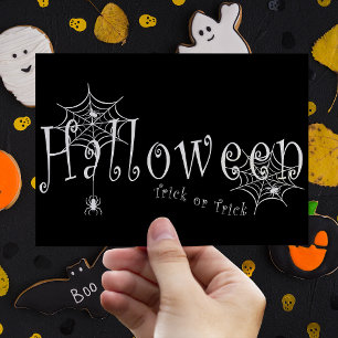 Spinnennetze und Spinnen über Halloween Postkarte