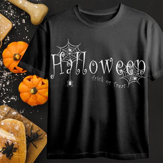 Spinnennetze und Spinnen über Halloween T-Shirt