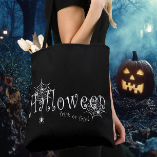 Spinnennetze und Spinnen über Halloween Tasche