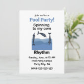 Spinner-Delfin, der sich im Rhythmus meines Pools Einladung (Stehend Vorderseite)