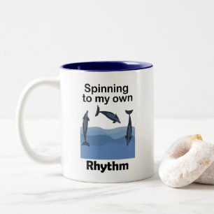 Spinner-Delfin, der sich nach meinem eigenen Rhyth Zweifarbige Tasse