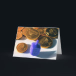 Spinning Dreidel with Gelt Feiertagskarte<br><div class="desc">Happy Hanukkah (Spinning Dreidel with Gelt) chanukkah,  Jewish,  Religion,  Holiday,  Game,  Children,  Family,  Spiritualität</div>