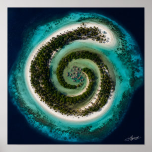 Spiral-Atoll mit schwimmendem Dorf in Satellitenan Poster
