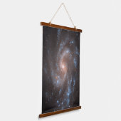 Spiral Galaxy Ngc 5584 Wandteppich Mit Holzrahmen (Gewinkelt)
