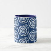 Spiral Seashell Block Print, Cobalt Blue und White Tasse (Zentrum)